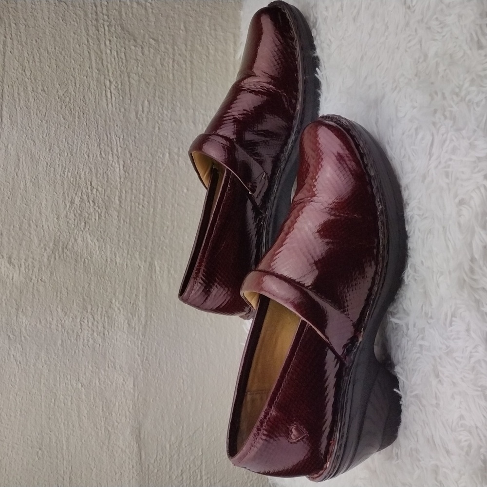 Nurse Mates Pillow Top Halle Burgundy Snakeskin Leather Round Toe Clog Shoes - Picture 4 of 16